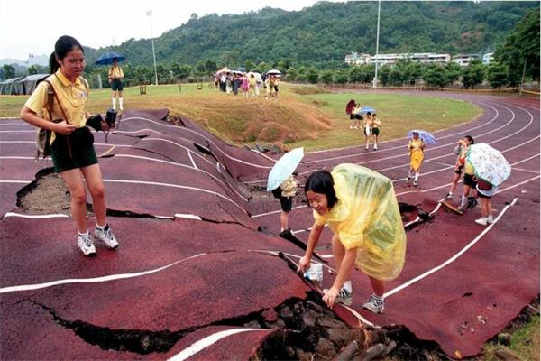 受地震影響裂開的跑道