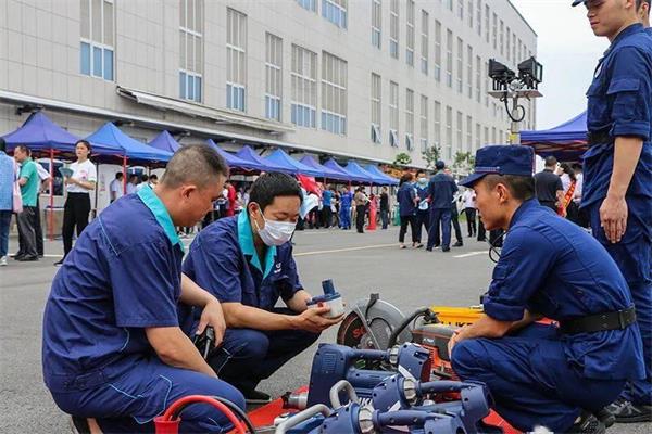 消防人員正在向居民講解電器安全